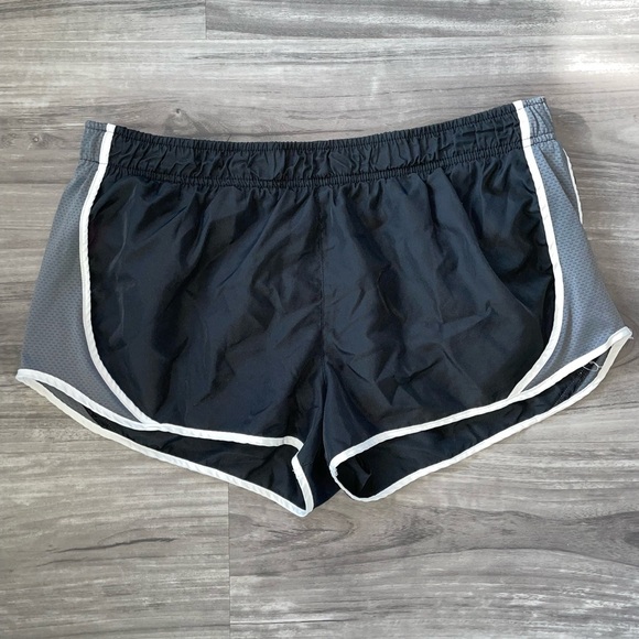 🩷Women’s xl activewear shorts. Black gray and white - Picture 1 of 1
